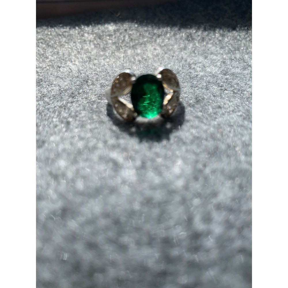 Sterling Silver Ring with Central Green Stone - Picture 3 of 8